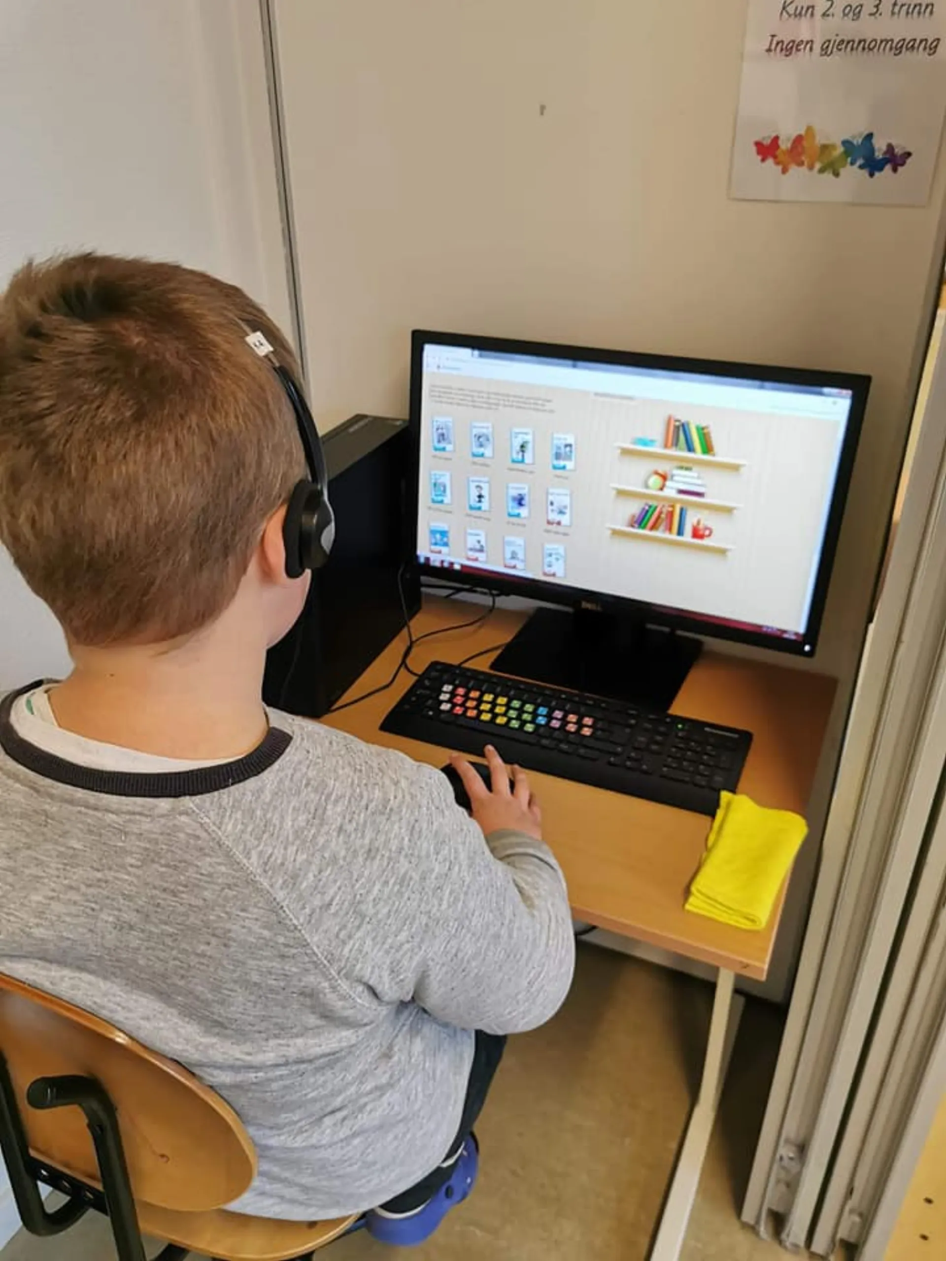 Barn som arbeider konsentrert med montessorimateriell