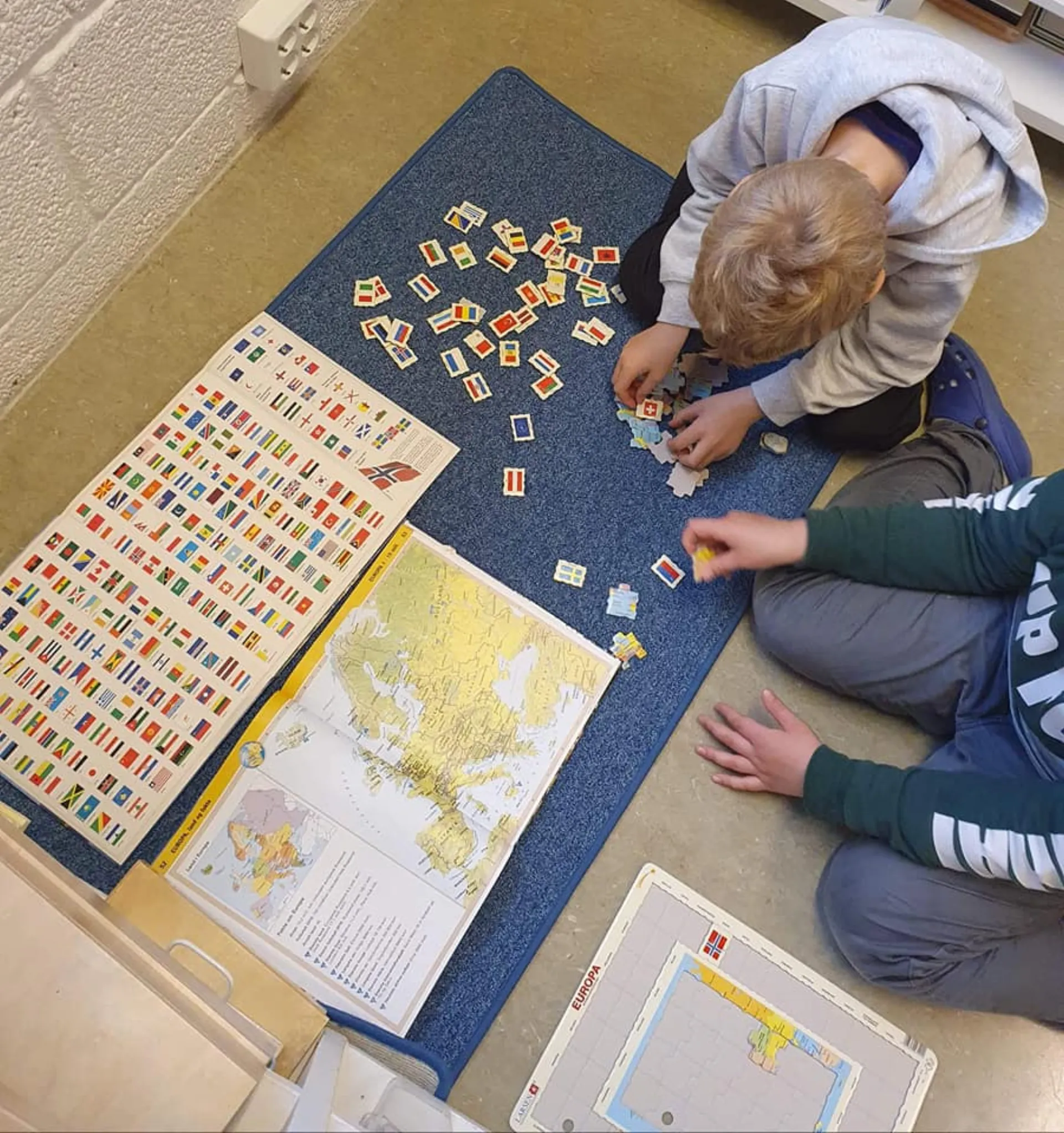 Barn som les og utforskar